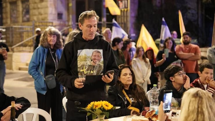 משפחות החטופים בארוחת חג סוכות מול מעון רוה״מ