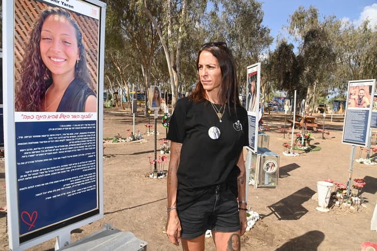 "החברה הכי טובה שלי". יערה ירון באתר הנובה, עם קעקוע של בתה על הרגל (צילום: הרצל יוסף) יערה ירון, אמה של שיר שנרצחה במסיבת הנובה