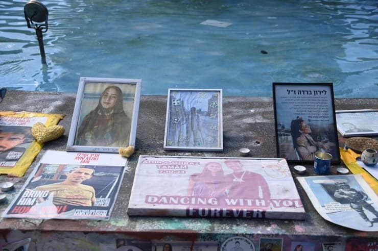 מיצג מחאת הנשים בכיכר דיזינגוף