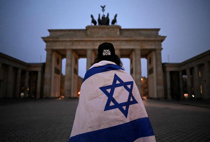 דגל ישראל בברלין (צילום: Tobias Schwarz / AFP) ציון שנתיים לטבח השביעי באוקטובר בברלין