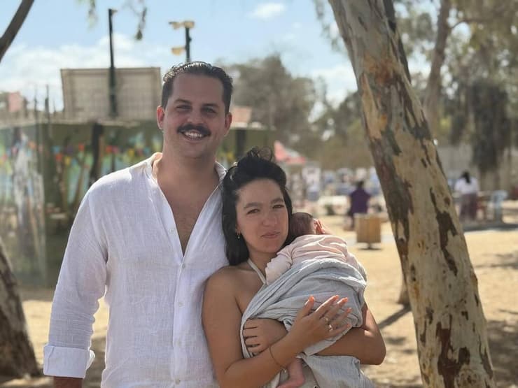 תמרה ומרדכי ארצי עם התינוקת אליס. "הבנתי מה חשוב בחיים" (צילום: רוני גרין שאולוב ) תמרה ומרדכי ארצי