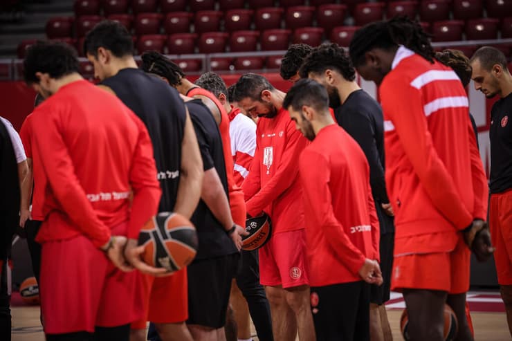 לא שוכחים את נרצחי ה-7 באוקטובר. שחקני הפועל ת"א בדקה דומיה (צילום: עוז מועלם) שחקני הפועל ת"א בדקה דומיה לזכר נרצחי ה-7 באוקטובר