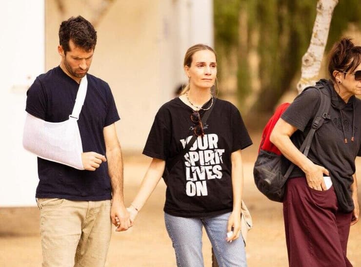 <div style="direction: ltr;"></div>שורד השבי שגיא דקל חן ואשתו אביטל בבית הקברות בניר עוז (צילום: אוהד שחר) שגיא דקל חן בביקור ראשון בבית הקברות בניר עוז