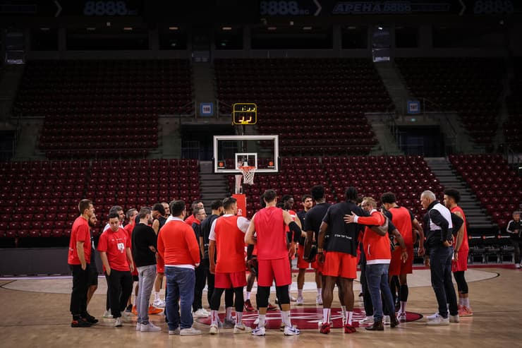 שחקני הפועל ת"א בהכנות אחרונות לקראת המשחק (צילום: עוז מועלם) שחקני הפועל ת"א בדקה דומיה לזכר נרצחי ה-7 באוקטובר