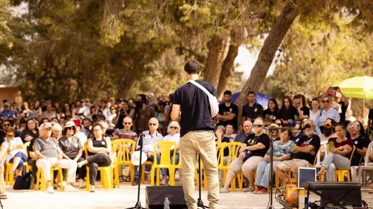 "בחלומות ובמחשבות לאורך השבי הייתי פה הרבה - מבלי לדעת את השמות" (צילום: אוהד שחר) שגיא דקל חן בביקור ראשון בבית הקברות בניר עוז