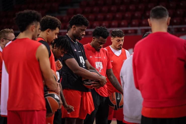 שחקני הפועל ת"א בדקה דומיה לזכר נרצחי ה-7 באוקטובר