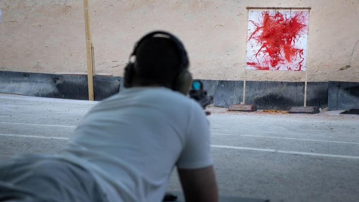 שורד השבי סשה טרופנוב שכחלק מהשיקום יורה במטווח