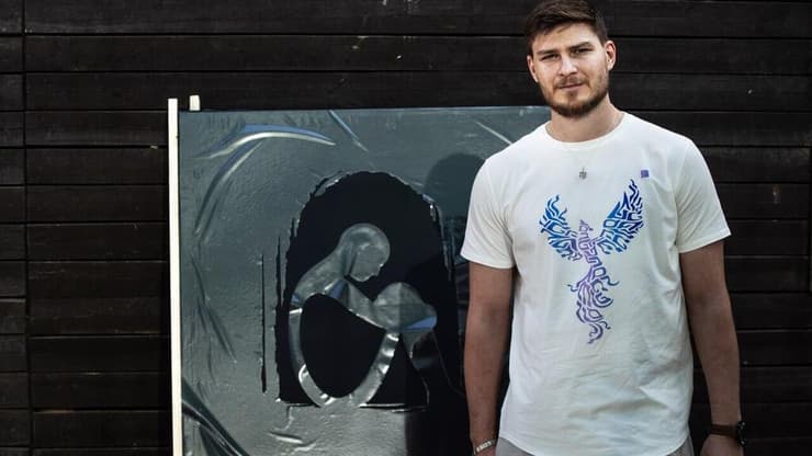 שורד השבי סשה טרופנוב שכחלק מהשיקום יורה במטווח