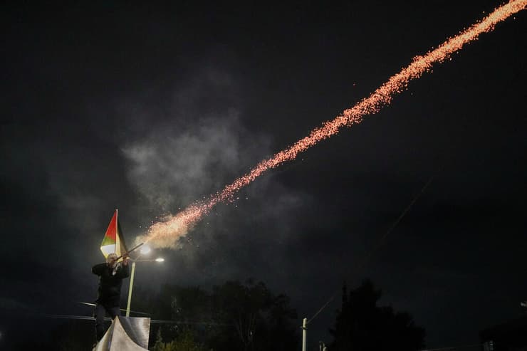 מפגין פרו-פלסטיני בבירת יוון (צילום: AP Photo/Petros Giannakouris) אתונה יוון