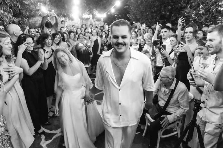 " אנחנו כאן עם התינוקת בפעם הראשונה, ואשמח לבוא כל פעם עם ילד חדש". מרדכי ותמרה ביום חתונתם (צילום: גלעד משיח) מרדכי ותמר ארצי ביום חתונתם