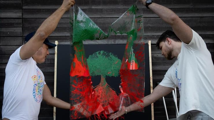 שורד השבי סשה טרופנוב שכחלק מהשיקום יורה במטווח