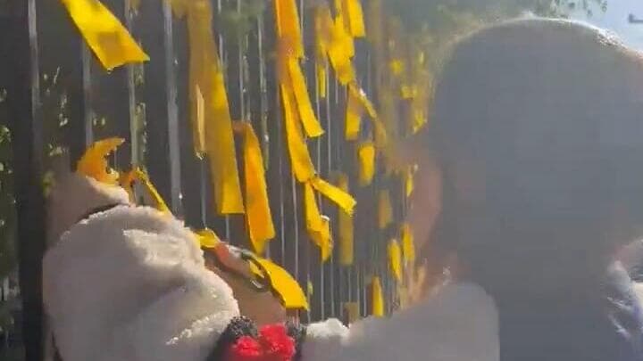 צעירה בריטית גוזרת סרטים צהובים למען החטופים בצפון לונדון