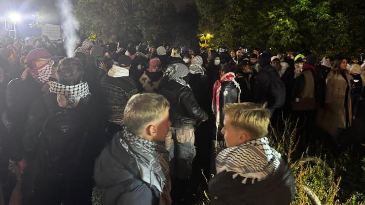 צעירים חוגגים את טבח ה-7.10 בברלין