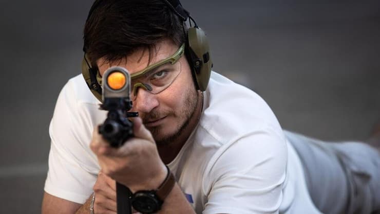 שורד השבי סשה טרופנוב שכחלק מהשיקום יורה במטווח