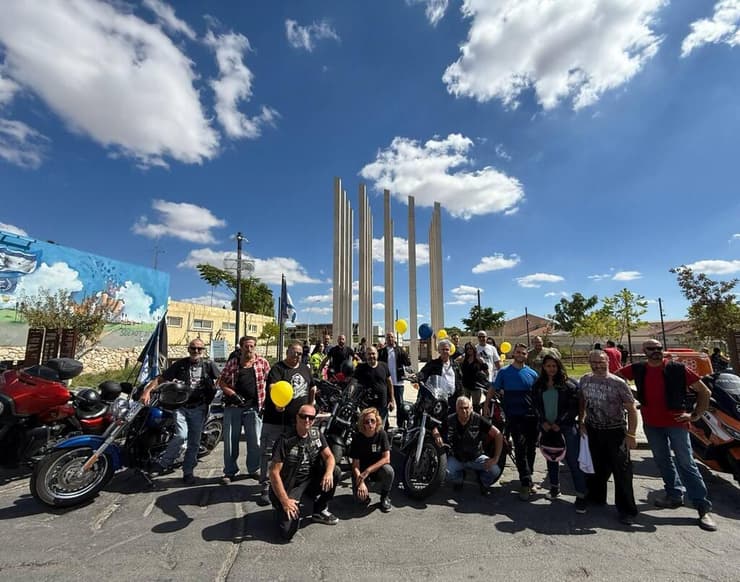 "זה חשוב להיות כאן". קבוצת הרכיבה A (צילום: רוני גרין שאולוב ) מועדון רוכבי הארלי דוידסון ישראל