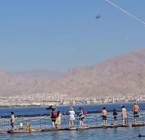 אחד מיירוטי הכטב"מים, בתיעוד מחוף הדולפינים באילת (צילום: קרן נתנזון ויץ) תיעוד מיירוט הכטב"ם באילת