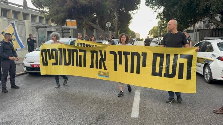  מחאה מחוץ לביתו של אריאל קלנר