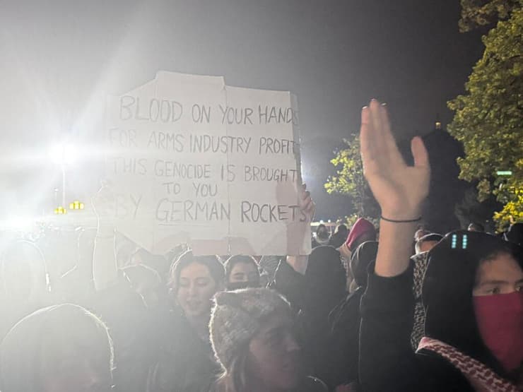 צעירים חוגגים את טבח ה-7.10 בברלין