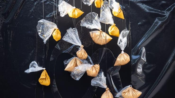 שורד השבי סשה טרופנוב שכחלק מהשיקום יורה במטווח