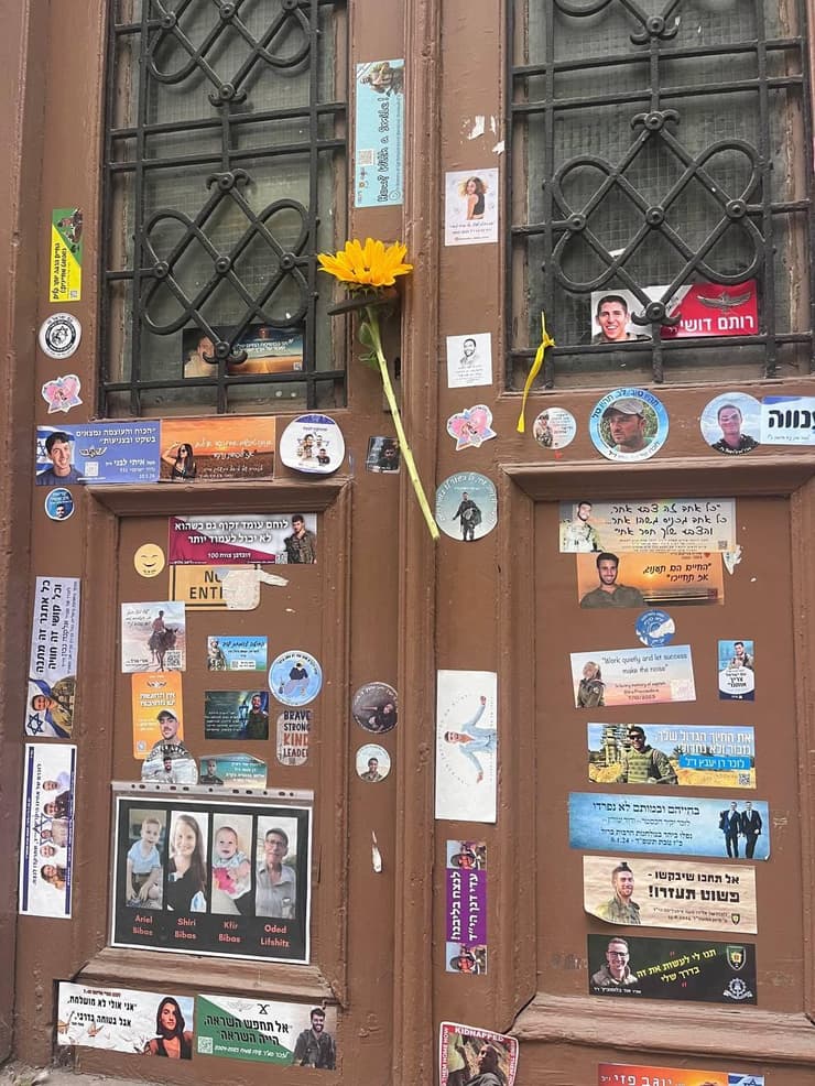 תזכורת מתמדת. סטיקרים לזכר נרצחי ה-7 באוקטובר בסופיה (צילום: אפרת עמורבן) סטיקרים לזכר נרצחי ה-7 באוקטובר בסופיה