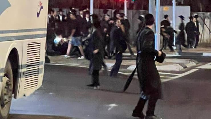 הפגנת חרדים סמוך לכלא 10 בבית ליד 