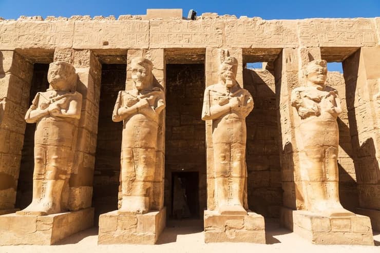 פסלים עתיקים במקדש כרנכ