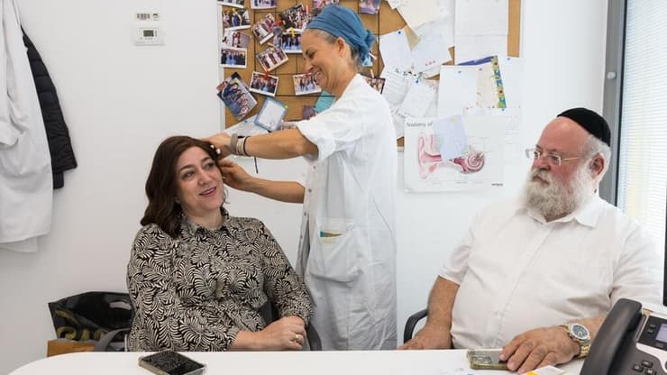 רבקה וברוך וילהלם עברו ניתוח להשתלת שתל שמיעה בבית החולים הציבורי אסותא אשדוד