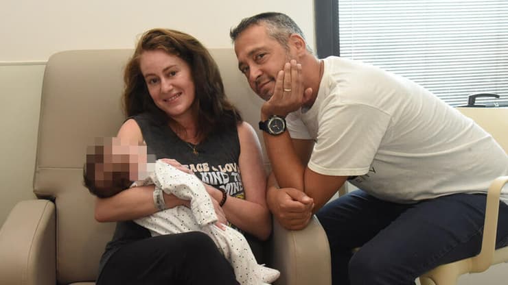 גלית דוידוב ניצלה בעקבות תסחיף מי שפיר שעברה בלידה עם בעלה עידן והבן טומי 