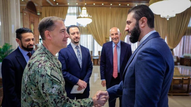 פגישה של נשיא סוריה אחמד א-שרע עם בראד קופר מפקד פיקוד מרכז האמריקני והשליח לסוריה תומאס ברק