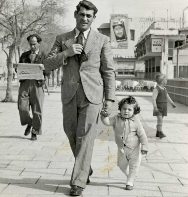 גיורא אקרשטיין בילדותו, עם אביו צבי אקרשטיין ז"ל, בטיילת בתל אביב לפני קום המדינה