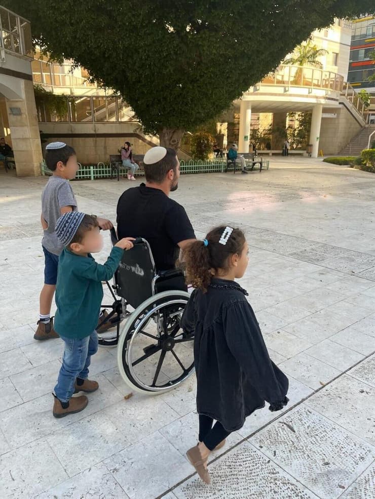 סא"ל ג' עם ילדיו בזמן השיקום סא"ל ג' עם ילדיו בזמן השיקום