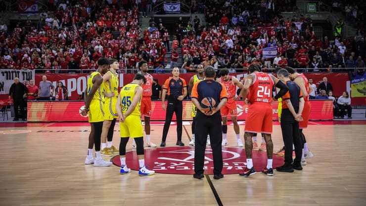 שחקני הפועל ת"א ומכבי ת"א בדקת דומייה לזכר קורבנות 7 באוקטובר, לפני המשחק (צילום: עוז מועלם) שחקני הפועל ת"א ומכבי ת"א בדקת דומייה לזכר קורבנות 7 באוקטובר