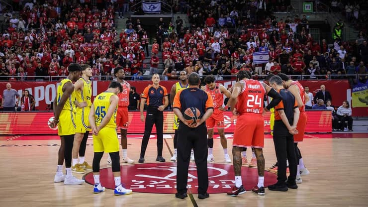 שחקני הפועל ת"א ומכבי ת"א בדקת דומייה לזכר קורבנות 7 באוקטובר