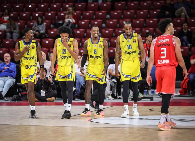 שחקני מכבי ת"א מרוצים (צילום: עוז מועלם) שחקני מכבי ת"א מרוצים