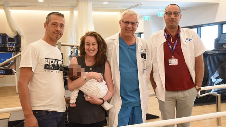 גלית דוידוב ניצלה בעקבות תסחיף מי שפיר שעברה ב לידה עם בעלה עידן והבן טומי. מימין: ד"ר שאדי חוסיין, מנהל מחלקת שיקום צעירים במרכז השיקום הלמסלי וד"ר יורי פרליץ, מנהל אגף נשים ויולדות בבית החולים 