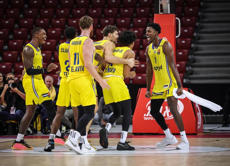 שחקני מכבי ת"א חוגגים עם ג'ף דאוטין ג'וניור (צילום: עוז מועלם) שחקני מכבי ת"א חוגגים עם ג'ף דאוטין ג'וניור