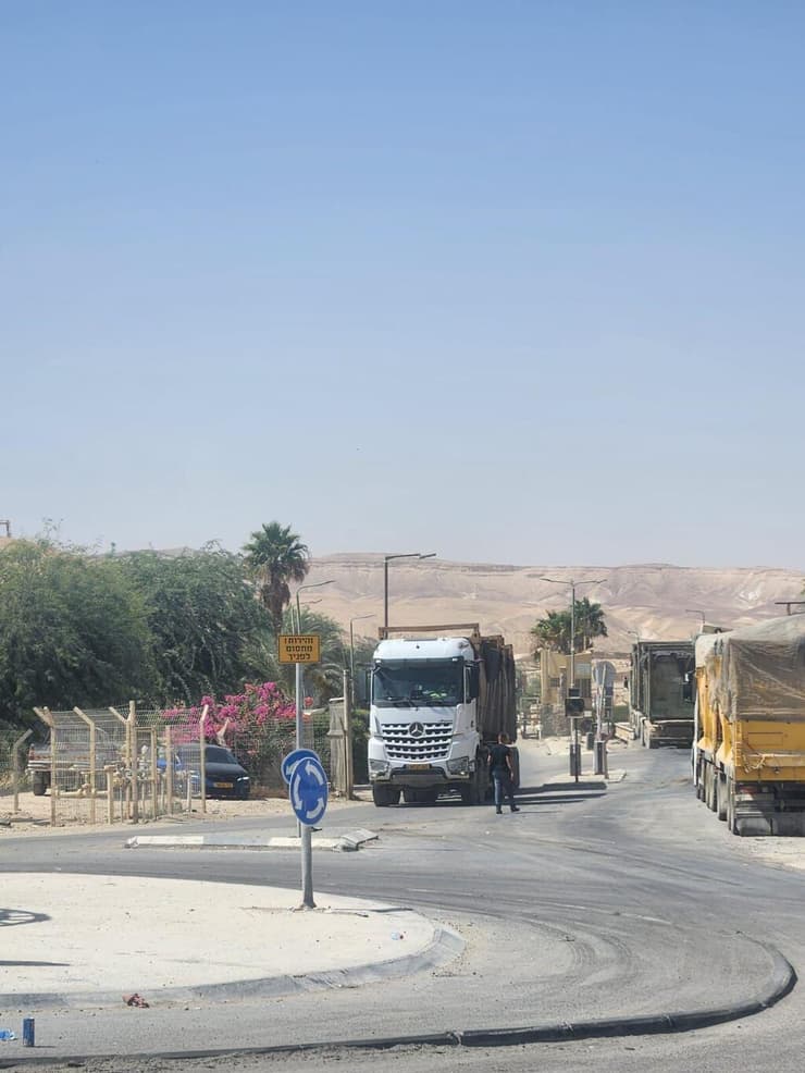 תור משאיות אשפה בכניסה לאתר אפעה