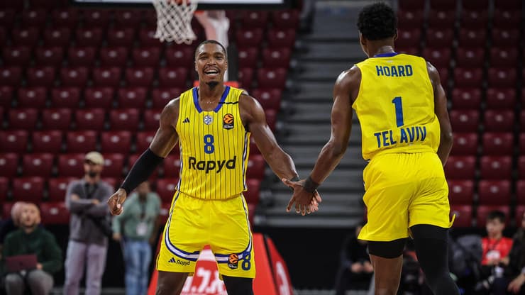 ניצחון ראשון - ומתוק במיוחד. ווקר והורד חוגגים (צילום: עוז מועלם) לוני ווקר