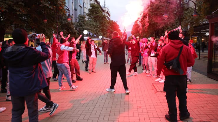 אוהדי הפועל ת"א ברחובות סופיה (צילום: עוז מועלם) אוהדי הפועל ת"א