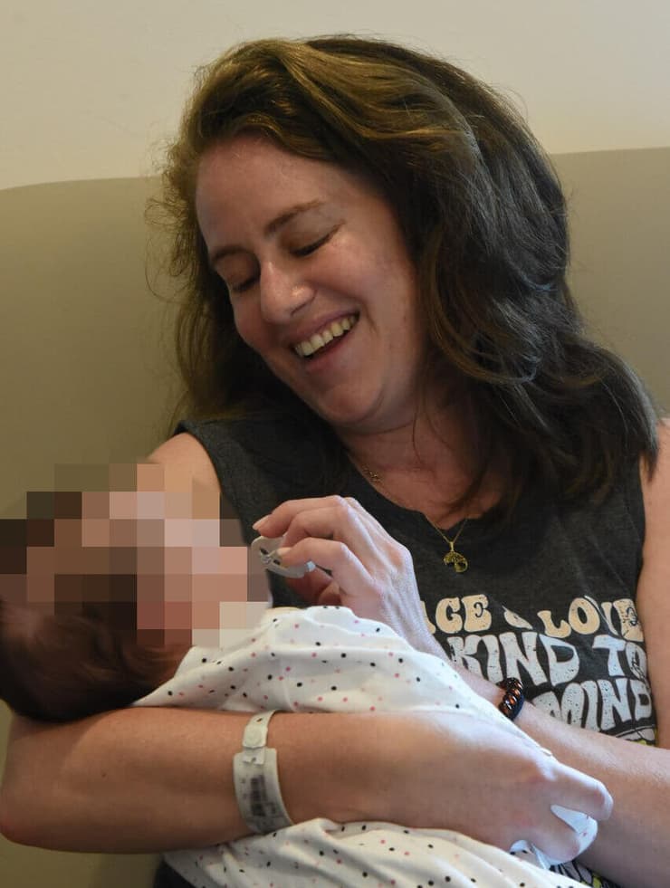 גלית דוידוב ניצלה בעקבות תסחיף מי שפיר שעברה בלידה עם בעלה עידן והבן טומי 