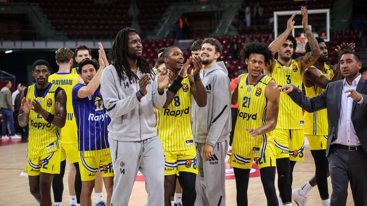 שחקני מכבי ת"א מודים לקהל