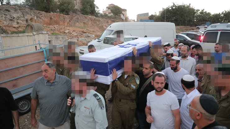 הלווייתו של יוסף חיים רבוח (צילום: אלכס גמבורג ) הלווייתו של החייל יוסף חיים רבוח ז"ל