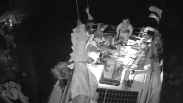 חיילים על אחת הסירות, הלילה חיילים על אחת הסירות, הלילה