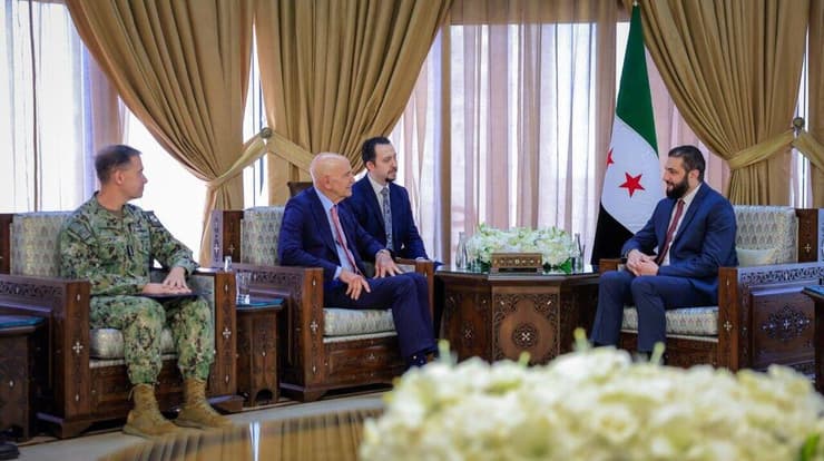 פגישה של נשיא סוריה אחמד א-שרע עם בראד קופר מפקד פיקוד מרכז האמריקני והשליח לסוריה תומאס ברק