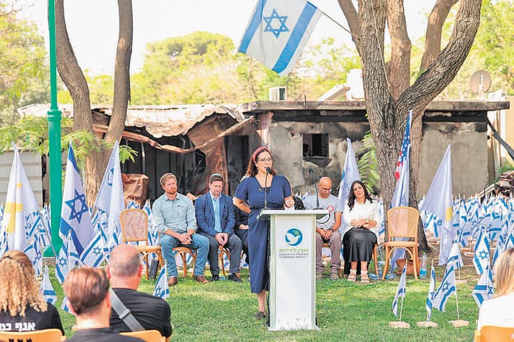 נשיאת קרן הידידות, יעל אקשטיין, בניר עוז (צילום: צילום: דניאל אדלסון והקרן לידידות) נשיאת קרן הידידות, יעל אקשטיין, בניר עוז