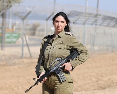 "ראיתי את המחבלים פולשים ועושים מה שעושים - אבל גם את צה"ל חוזר לתפקד, ואותנו נלחמים ומלווים את התמרון ברצועה. המשכנו לתפקד כחמ"ל כשהחזרנו את אמצעי התצפית לתפקוד. חזרנו לתפקד כצה"ל" (צילום: גדי קבלו) שני חוזה