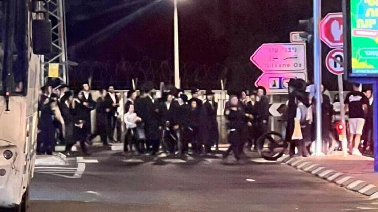 הפגנת חרדים סמוך לכלא 10 בבית ליד 