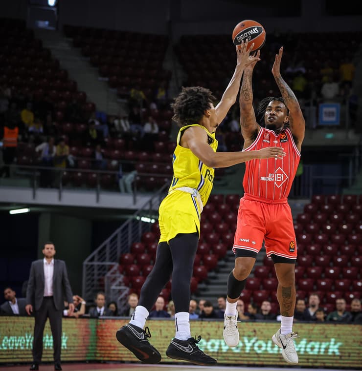 רוצים לחזור לישראל. מכבי מול הפועל ביורוליג (צילום: עוז מועלם) כריס ג'ונס הפועל ת"א מכבי ת"א