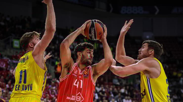 הדרבי הבא במסגרת היורוליג יתקיים בארץ. תומר גינת מול וויל ריימן וטי.ג'יי ליף (צילום: עוז מועלם) גינת הפועל ת"א מכבי ת"א