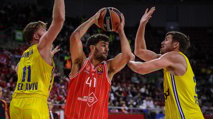 הצהובים בנויים הרבה יותר כדי להתמודד מול הפועל. ליף וריימן מול גינת (צילום: עוז מועלם) גינת הפועל ת"א מכבי ת"א